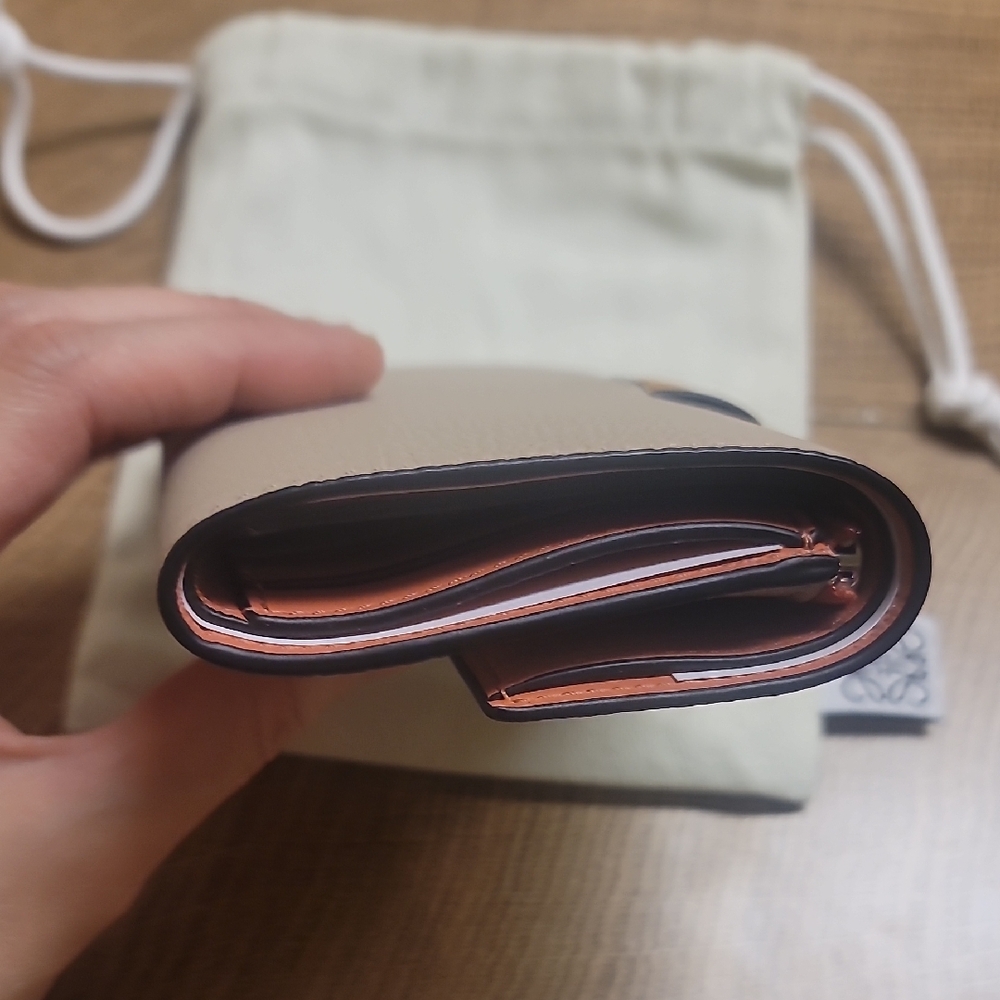 Loewe Small Vertical Wallet In Soft Grained Leather Light Oat/Honey - Picture 10 of 16